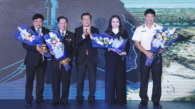 Anh hùng lao động Lê Văn Kiểm: Tận tâm vì cộng đồng 2 Nguyên chủ tịch nước Trương Tấn Sang tặng hoa ban tổ chức giải golf “Vì Trường Sa thân yêu – Swing for Trường Sa 2019”