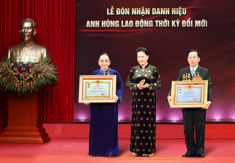 Vợ chồng Chủ tịch Tập đoàn KN nhận danh hiệu Anh hùng Lao động 2 Chu ti ch Quo c ho i Nguye n T 1543 5566 1612858711
