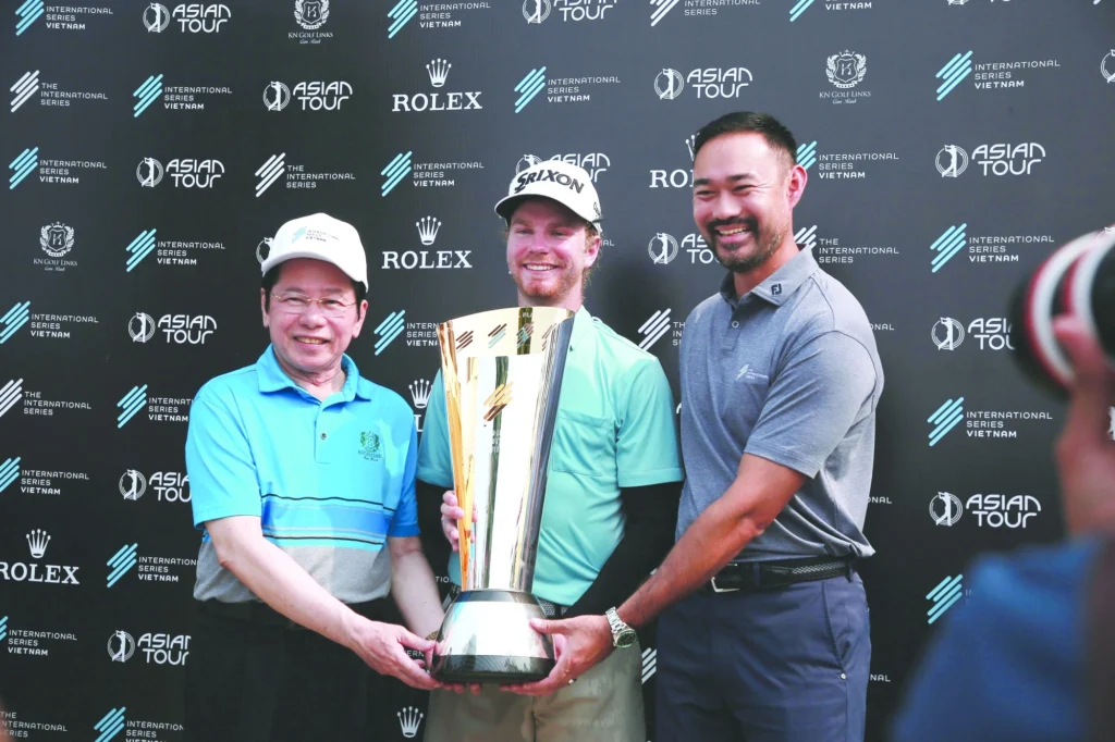 International Series Vietnam 2023 diễn ra thành công tốt đẹp trên sân KN Golf Links Cam Ranh 1 ong le van kiem chu tich tap doan kn nguoi dau tien ben trai chuc mung nha vo dich kieran vincent tai giai internation series vietnam 2023 16825676606271611605894