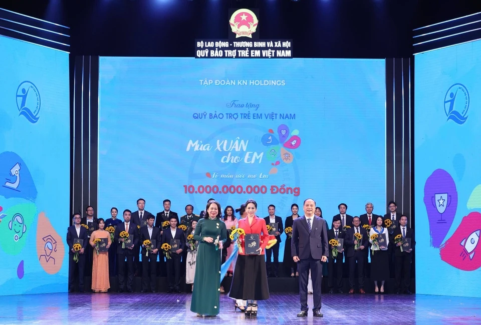 KN Holdings đóng góp 10 tỷ đồng cho chương trình 'Mùa Xuân cho em' 4 PCT Tap doan KN Holdings trao 10 ty dong chuong trinh Mua Xuan Cho em