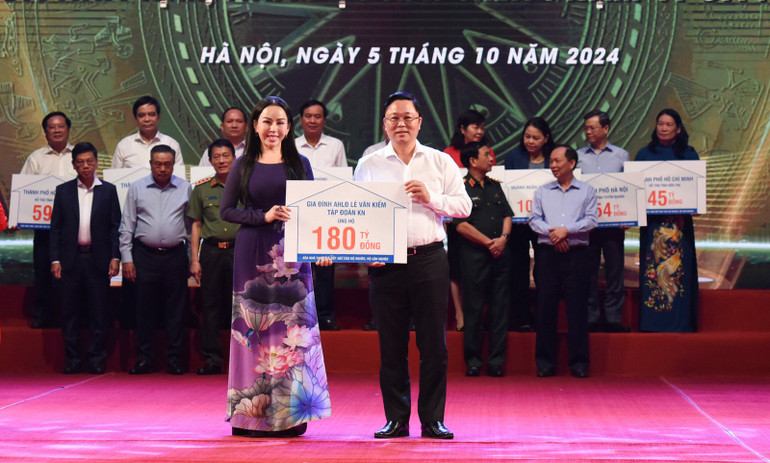 Tăng tốc hơn nữa, quyết tâm hoàn thành mục tiêu xóa nhà tạm, nhà dột nát trong năm 2025 5 trao 1 1614