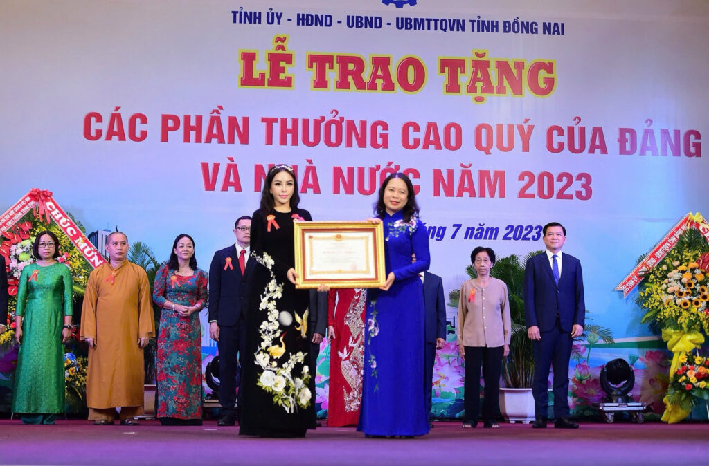 PHÓ CHỦ TỊCH TẬP ĐOÀN KN HOLDINGS LÊ NỮ THÙY DƯƠNG ĐƯỢC VINH DANH TOP 10 “NỮ DOANH NHÂN VIỆT NAM TIÊU BIỂU – BÔNG HỒNG VÀNG 2025” 2 14 edit 1