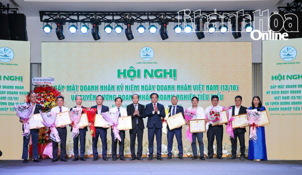 KN CAM RANH NHẬN BẰNG KHEN CỦA UBND TỈNH KHÁNH HÒA NHÂN NGÀY DOANH NHÂN VIỆT NAM 6 anh 1 1