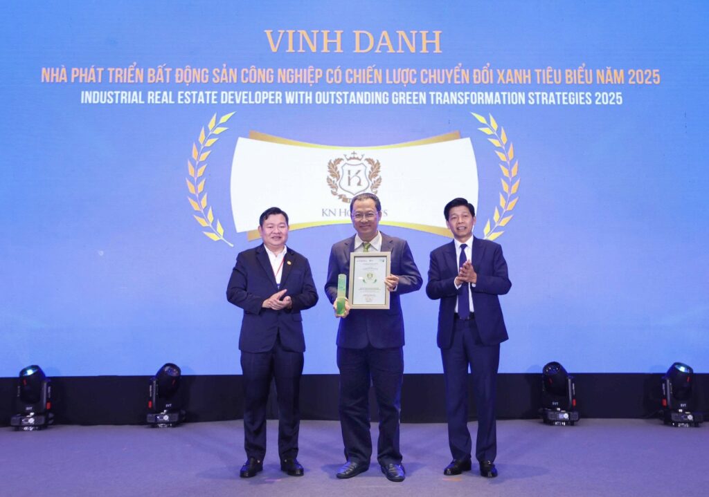 KN HOLDINGS ĐƯỢC VINH DANH “NHÀ PHÁT TRIỂN BẤT ĐỘNG SẢN CÔNG NGHIỆP CÓ CHIẾN LƯỢC CHUYỂN ĐỔI XANH TIÊU BIỂU 2025” 1 anh 1 5