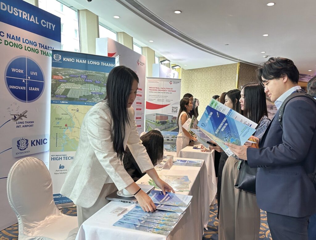 KN HOLDINGS ĐƯỢC VINH DANH “NHÀ PHÁT TRIỂN BẤT ĐỘNG SẢN CÔNG NGHIỆP CÓ CHIẾN LƯỢC CHUYỂN ĐỔI XANH TIÊU BIỂU 2025” 3 z7170171849657 ceaca9eeec6fa3a74850a595a7be76ac 1