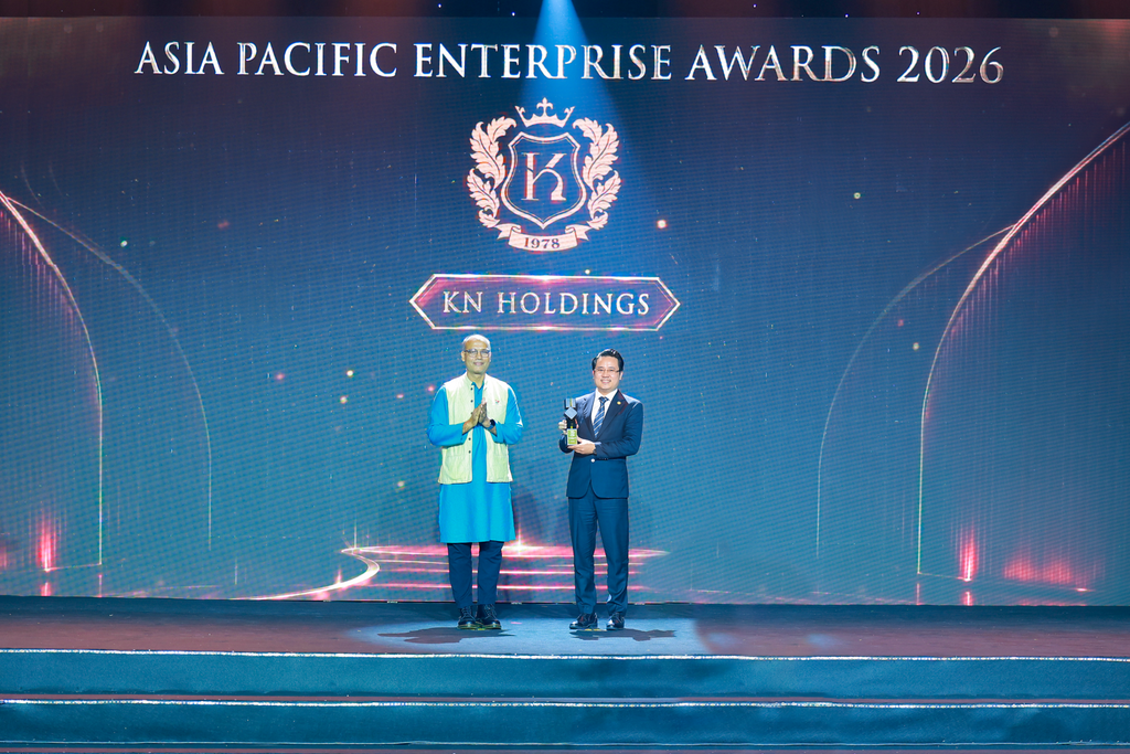 1.Ong Nguyen Tuan Anh Pho Tong Giam doc KN Holdings dai dien Tap doan nhan cup 1