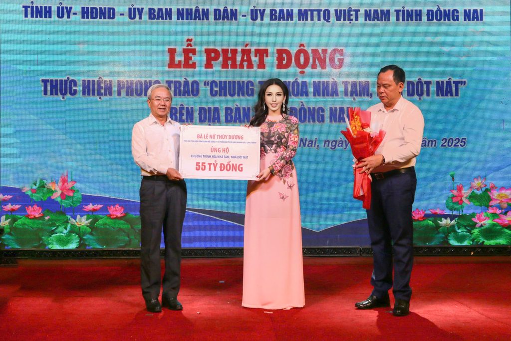 6.Ba Le Nu Thuy Duong – Pho Chu tich kiem Tong Giam doc KN Holdings dai dien Tap doan trao bang dong gop 55 ty dong cho chuong trinh xoa nha tam