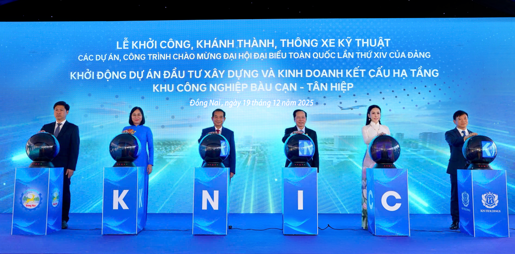 Anh hùng lao động Lê Nữ Thùy Dương - Phó Chủ tịch KN Holdings được vinh danh Doanh nhân Việt Nam tiêu biểu 5 Anh 4 Ba Le Nu Thuy Duong thu 2 tu phai sang cung cac dai bieu thuc hien nghi thuc khoi dong du an KNIC Nam Long Thanh Khu cong nghiep Bau Can Tan Hiep vao thang 12 2025