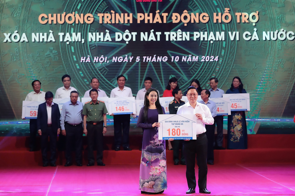 Ba Le Nu Thuy Duong – Pho Chu tich kiem Tong Giam doc KN Holdings dai dien Tap doan trao bang dong gop 180 ty dong