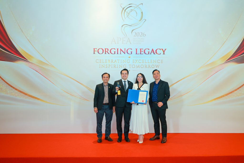 Dai dien CBNV KN Holdings tai le trao giai APEA2026 3